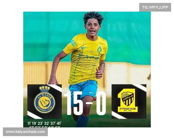 C 罗父子赤膊同框！40 岁总裁肌肉依旧，14 岁迷你罗身高 1 米 85，网友：基因复制粘贴